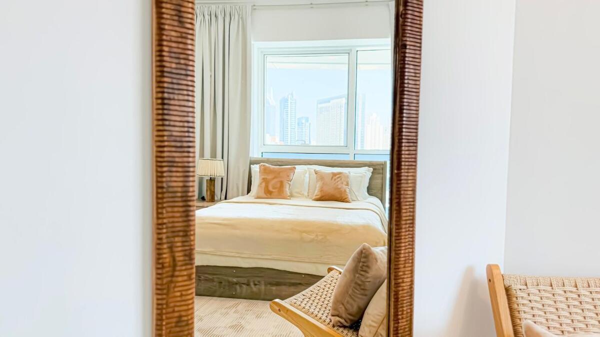 Sophisticated 2br In Jlt - Walk To Metro & Holiday home Dubai