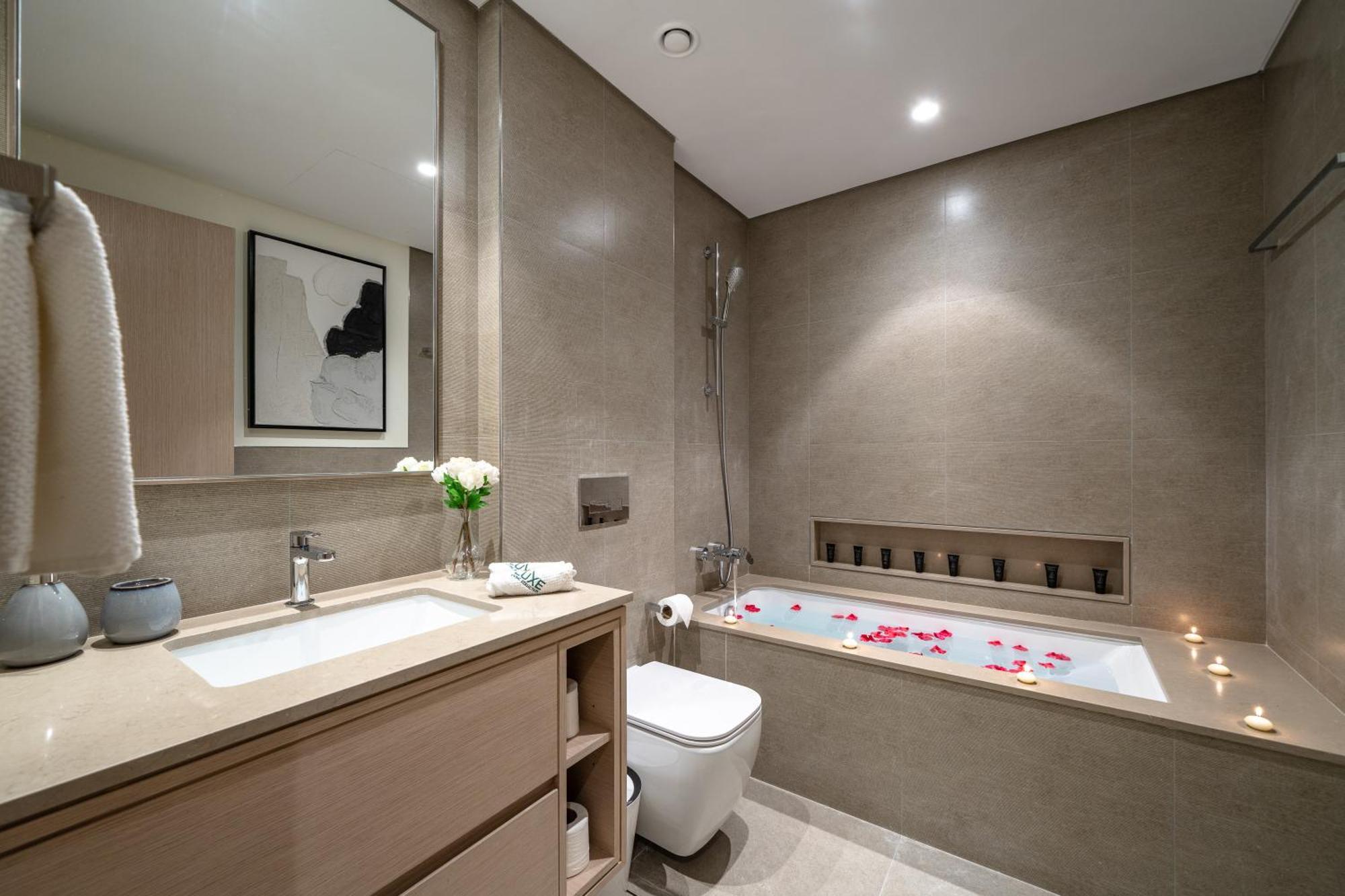 Luxe Living At Grande Signature - Burj Khalifa And Sea Views - Brand New