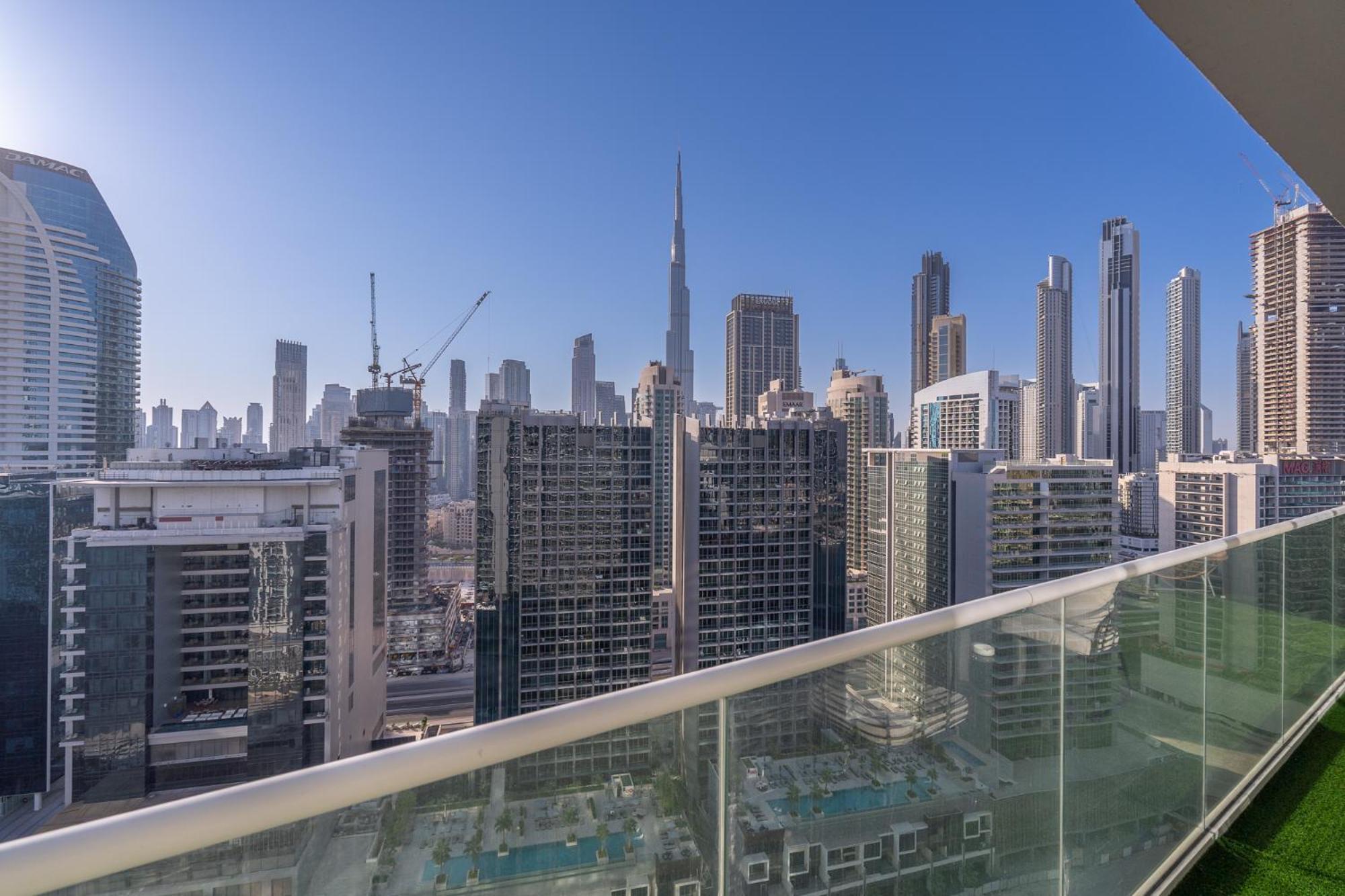 Apartment Stunning Burj View - Cozy 2br - 5 Min Mall *