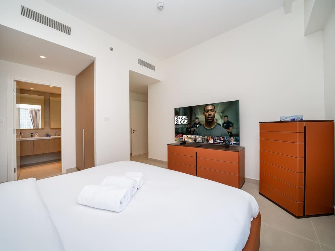 Apartment Luxury 2-bed Retreat With Stunning Creek Views Dubai