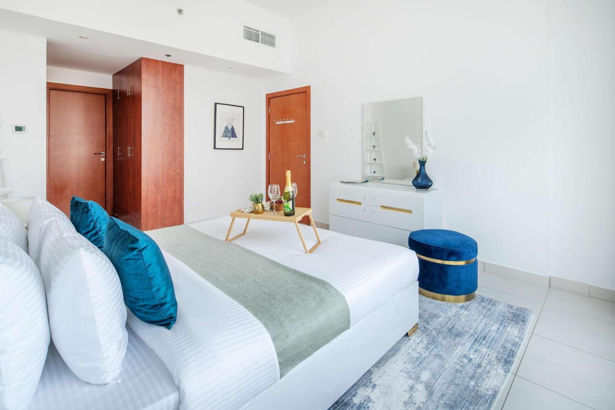 Frank Porter - Marina Views Apartment Dubai