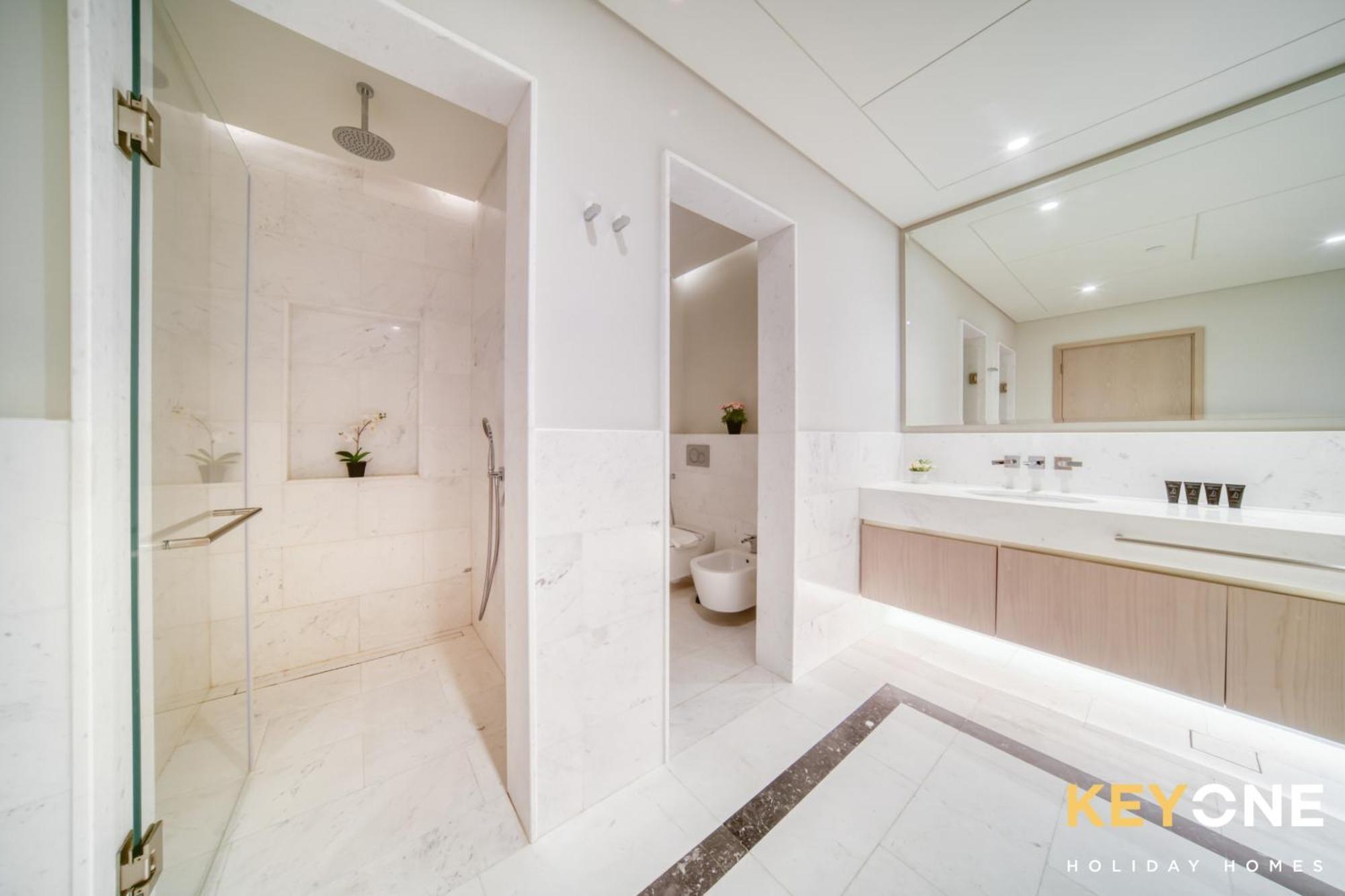 Iconic One Bedroom Panoramic Palm Views Apartment *