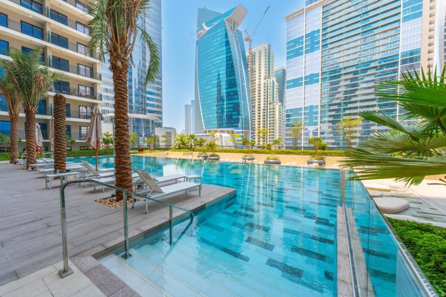 Keyrock Living - Lakeview Retreat In Business Bay *
