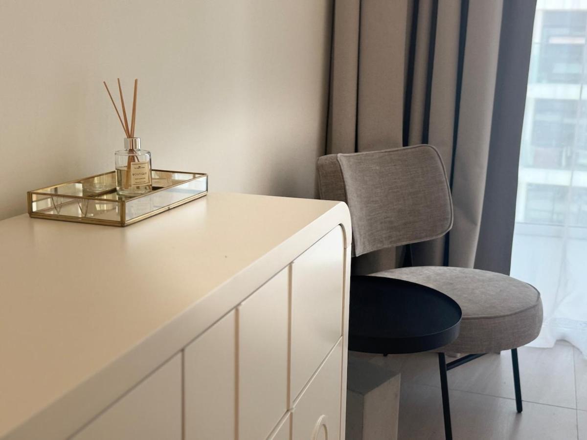 Ashri Luxe Apt, With Frame Only 5 Mins Downtown Near Metro Apartamento