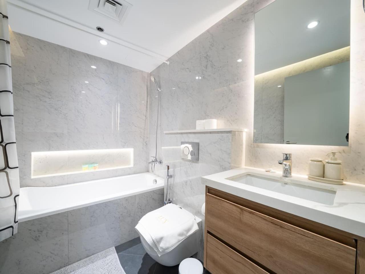Waterfront Marina 3-bedroom Sanctuary Apartment Dubai