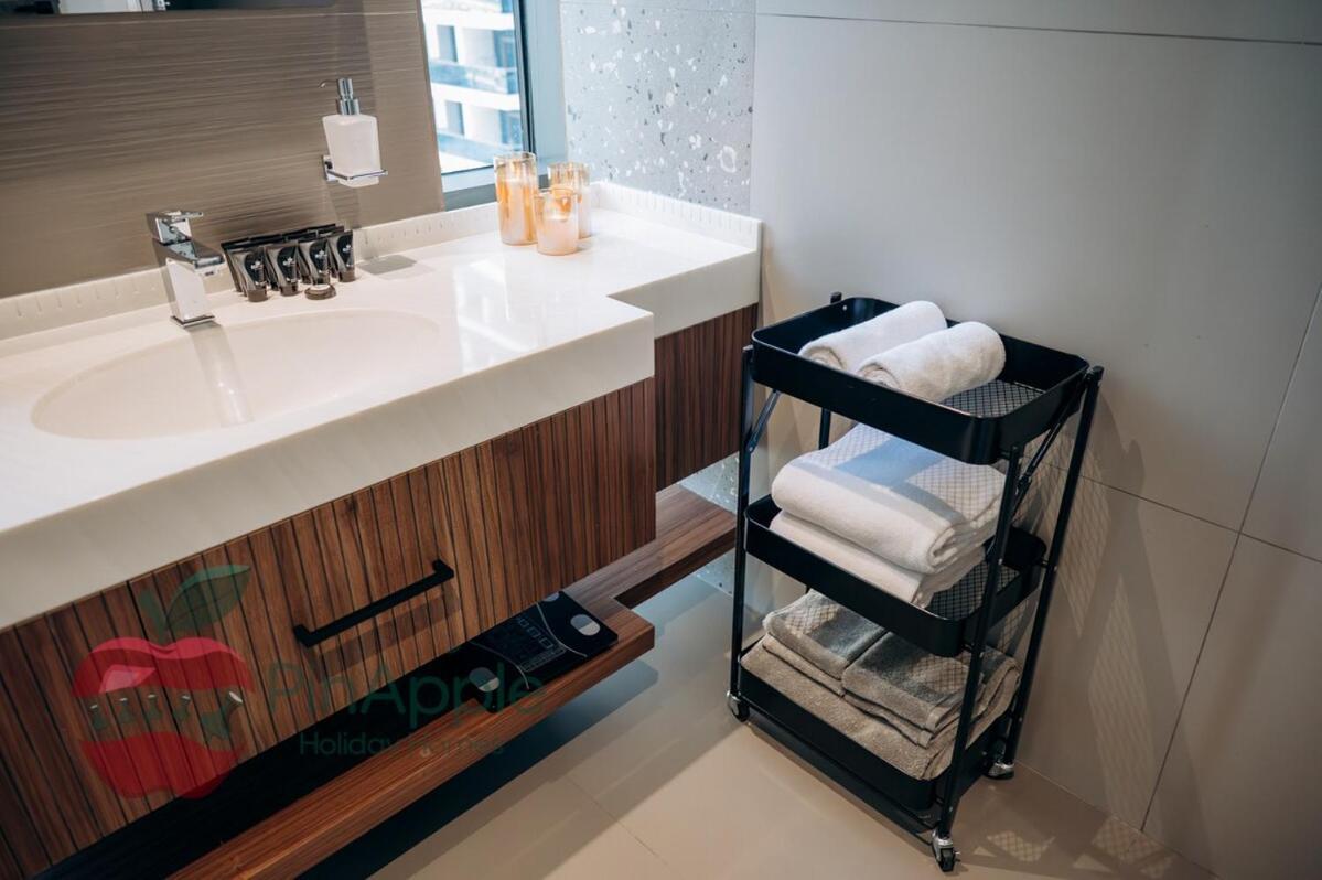 Mbl Royal Live 2br And Maid