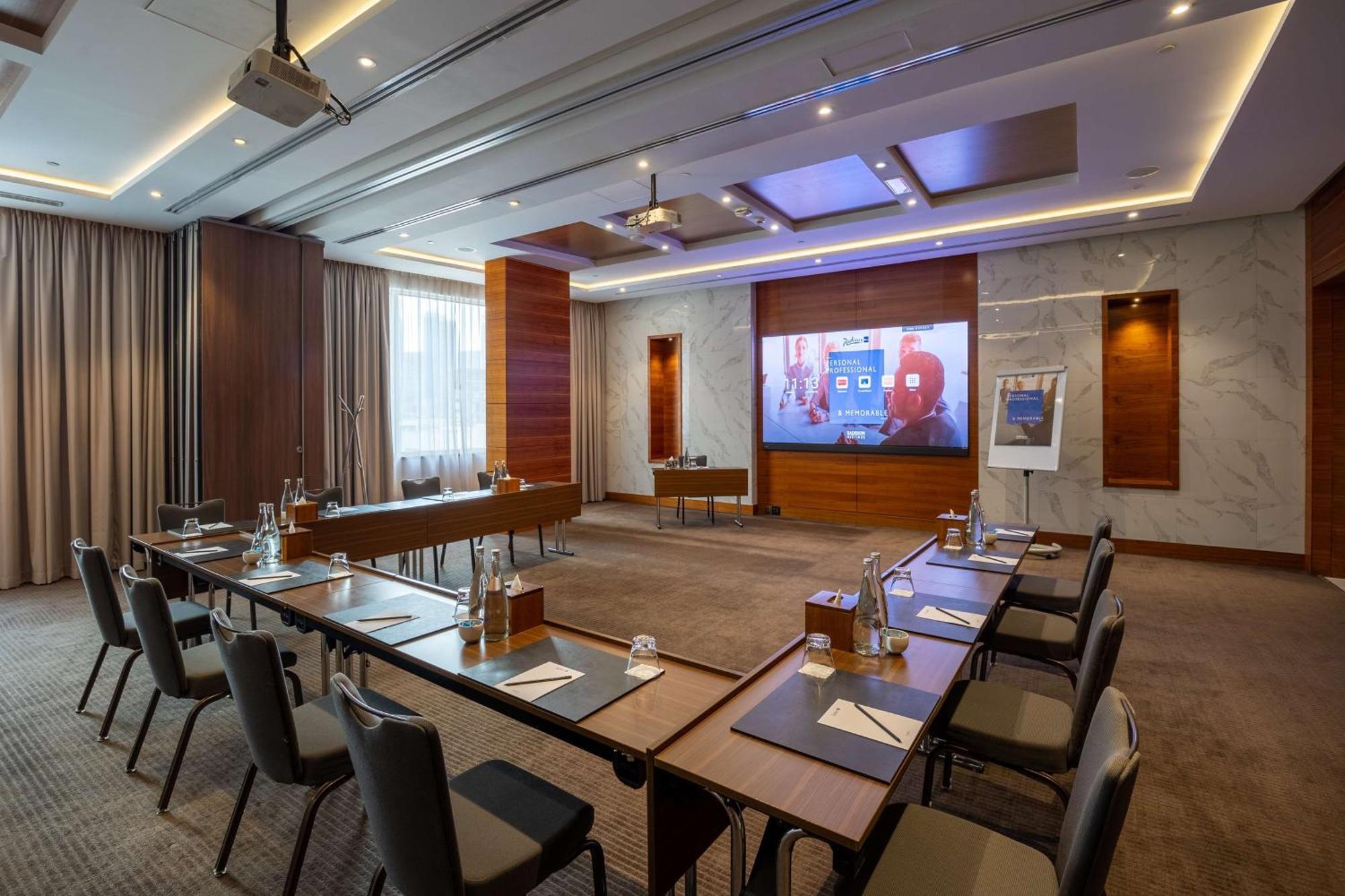 Radisson Blu Hotel, Waterfront 5* Dubai