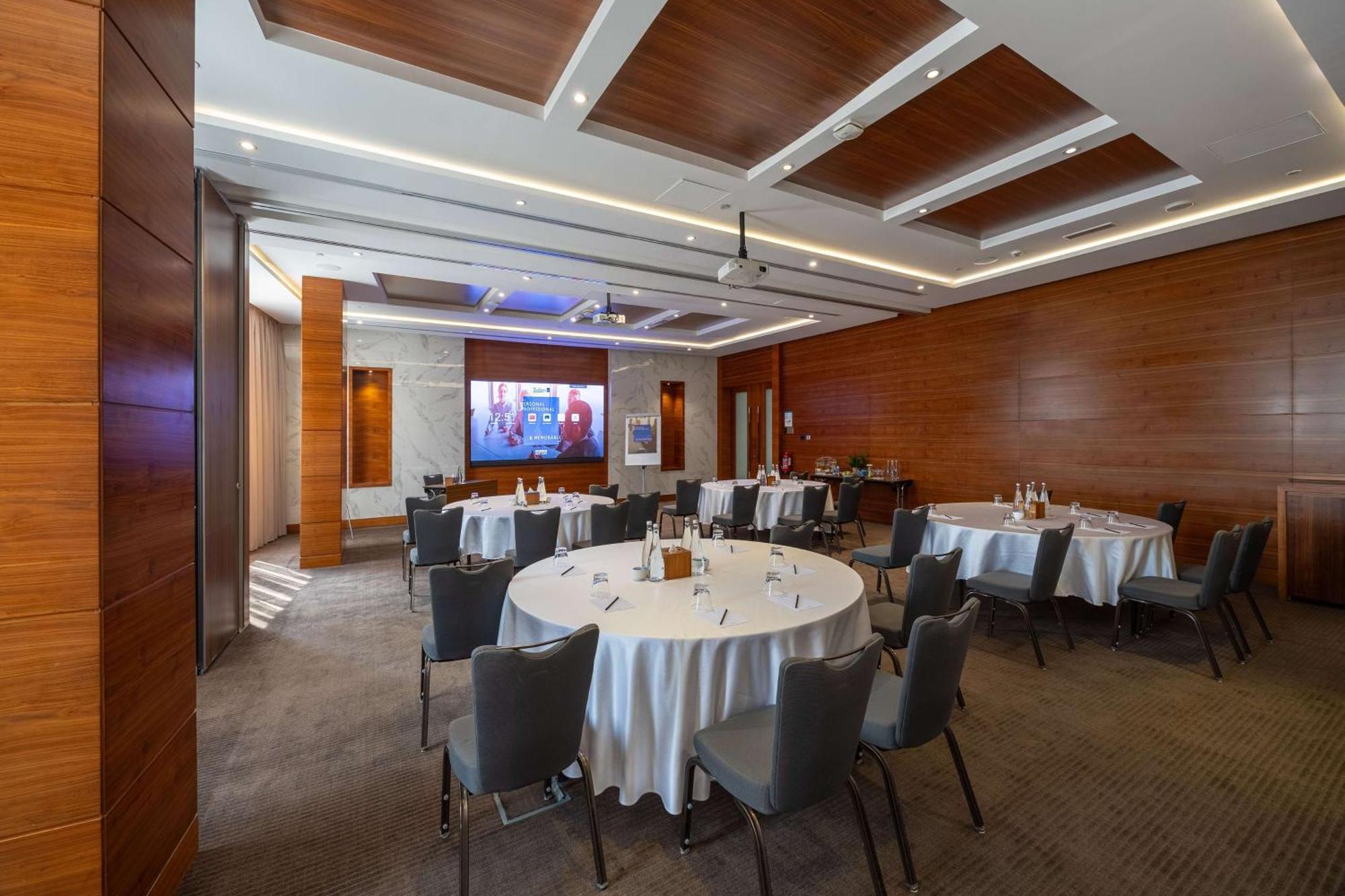 Radisson Blu Hotel, Waterfront Hotel