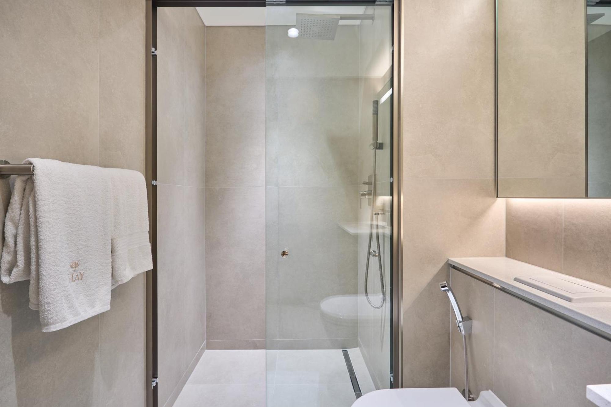 By Latinem Luxury 1br Cvg 1410 Near Burj Khalifa Dubai