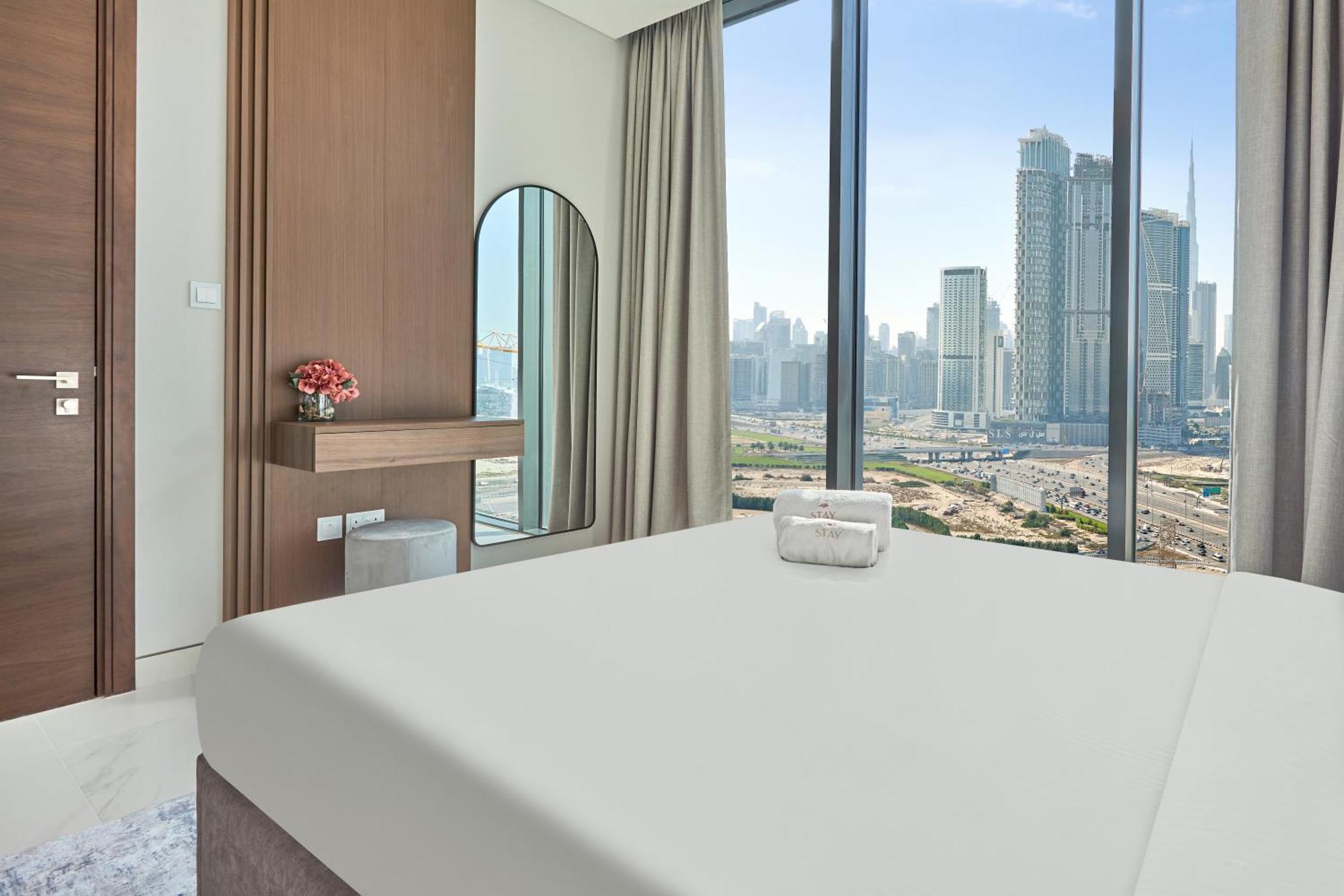 By Latinem Luxury 1br Cvg 1410 Near Burj Khalifa