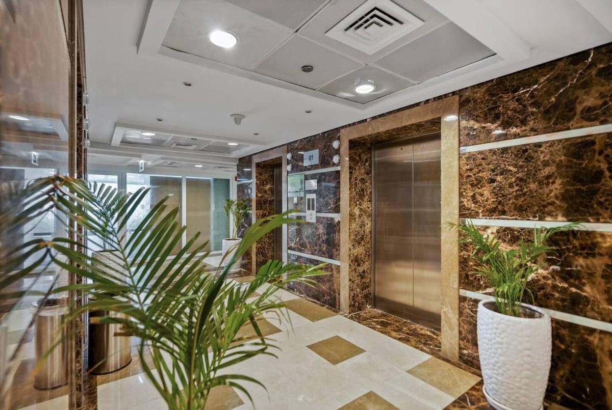 Modern With Balcony - Close To Metro & Marina *