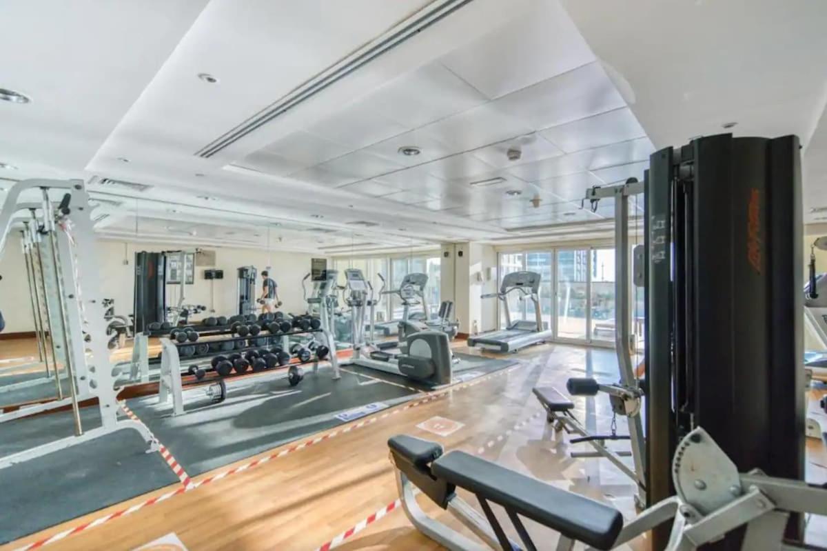 Modern With Balcony - Close To Metro & Marina *