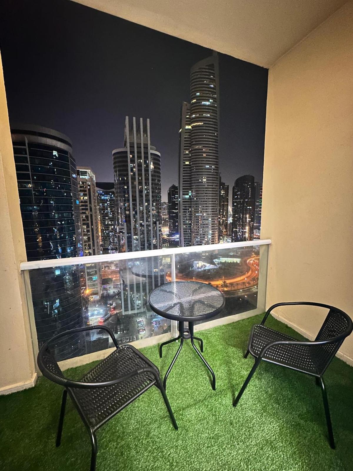 Modern With Balcony - Close To Metro & Marina Apartment