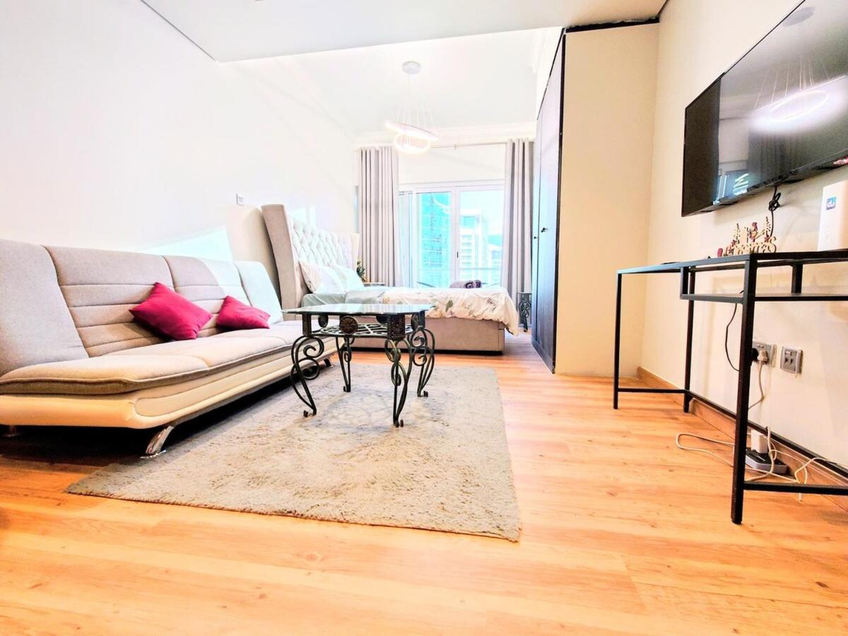 Modern With Balcony - Close To Metro & Marina Apartment