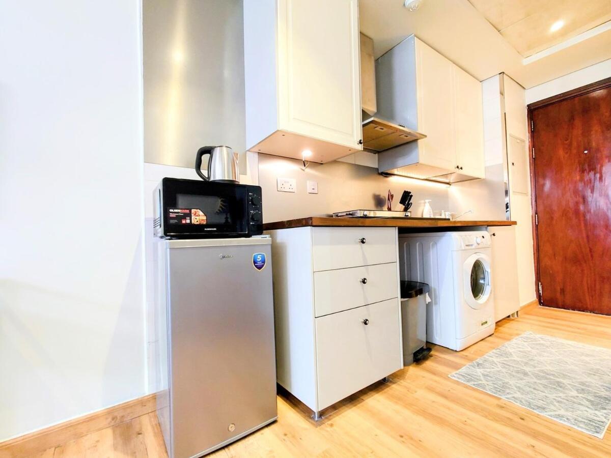 Modern With Balcony - Close To Metro & Marina *