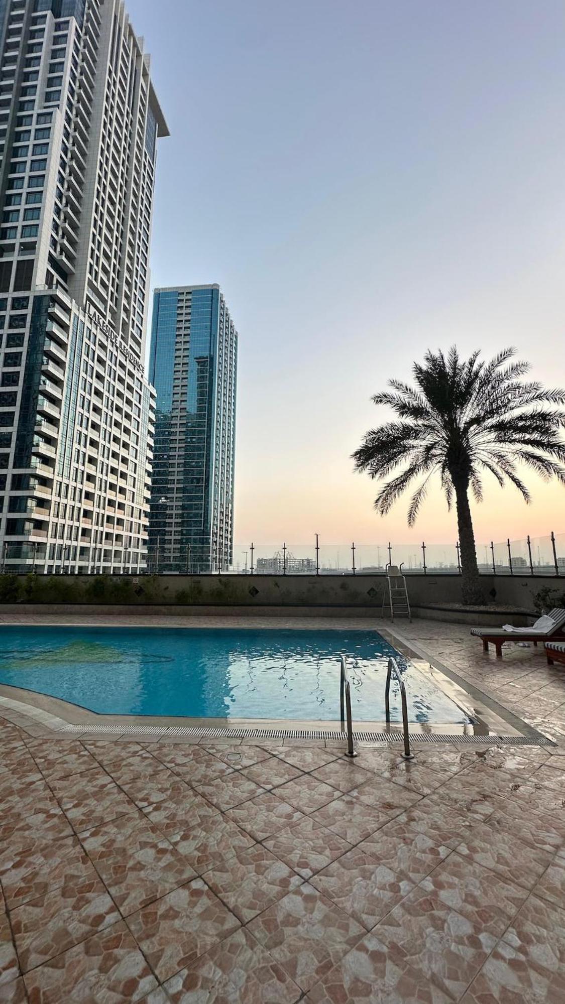 Apartment Modern With Balcony - Close To Metro & Marina