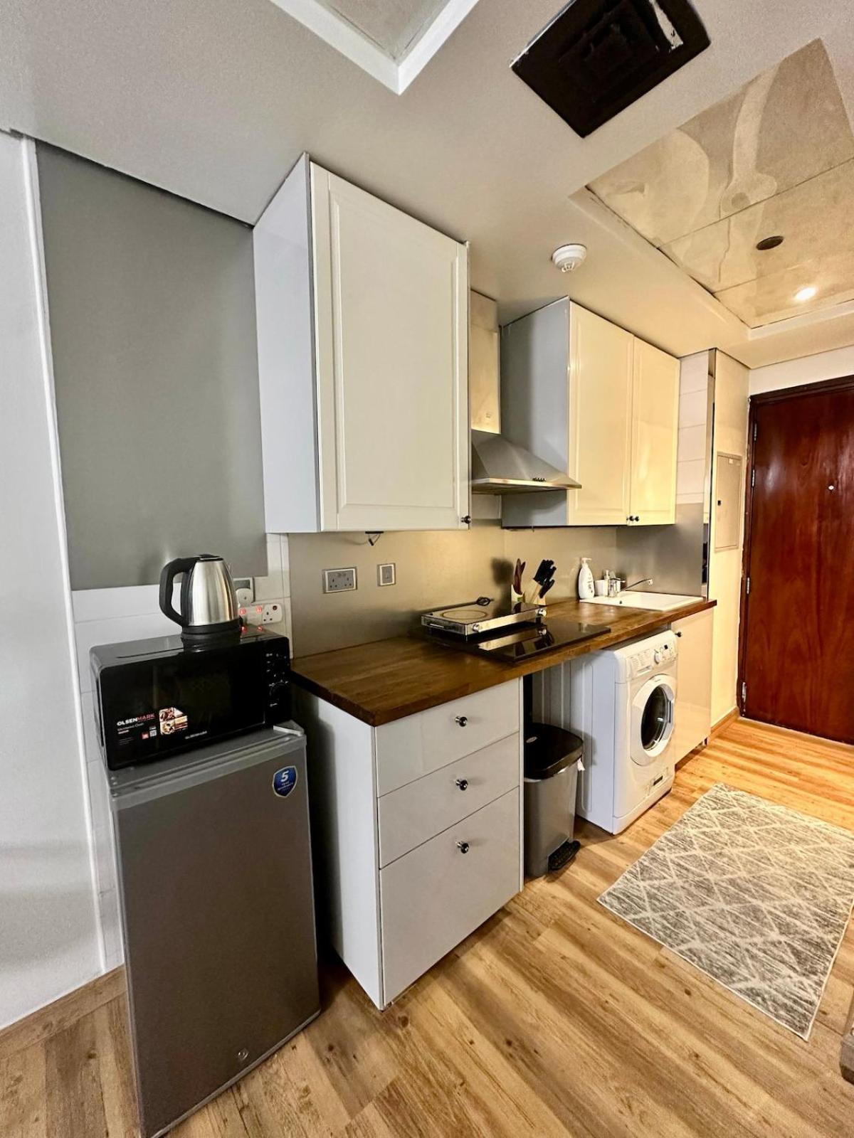 Modern With Balcony - Close To Metro & Marina *