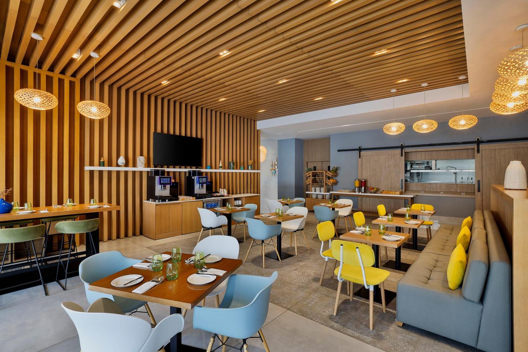 Element Al Jaddaf, Otel