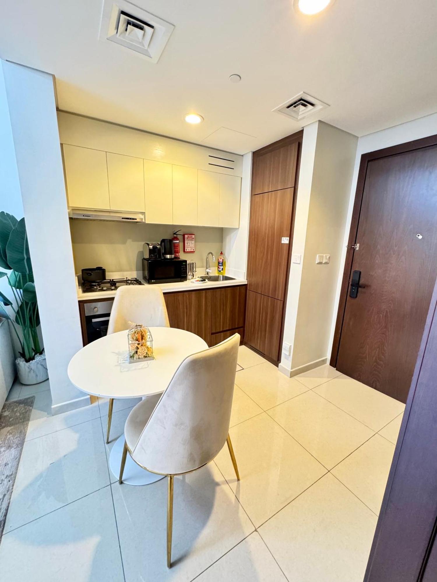 Apartamento Chic 1-bedroom Retreat With Stunning Canal View Near Burj Khalifa & Business Bay
