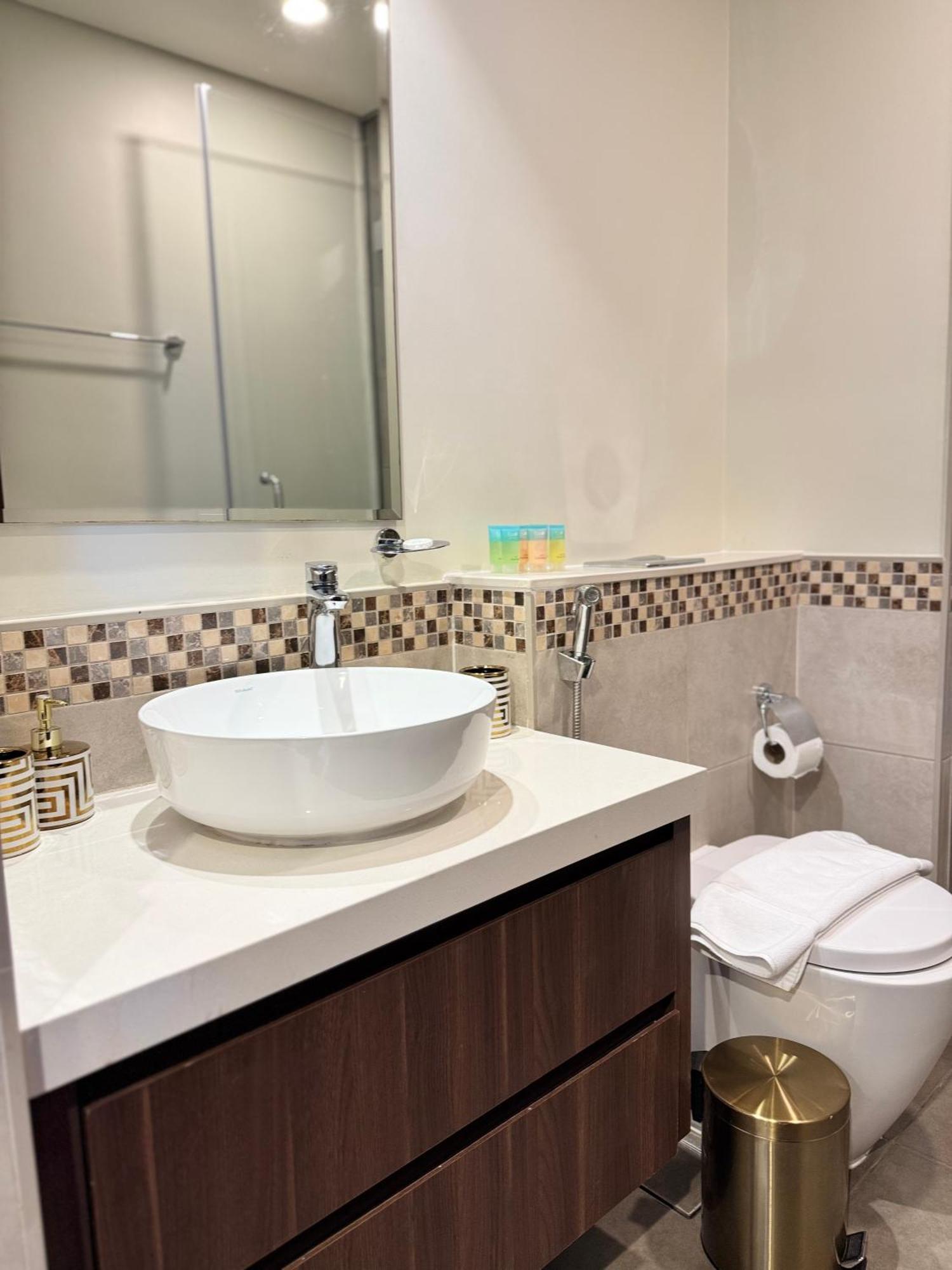 Chic 1-bedroom Retreat With Stunning Canal View Near Burj Khalifa & Business Bay * Dubai