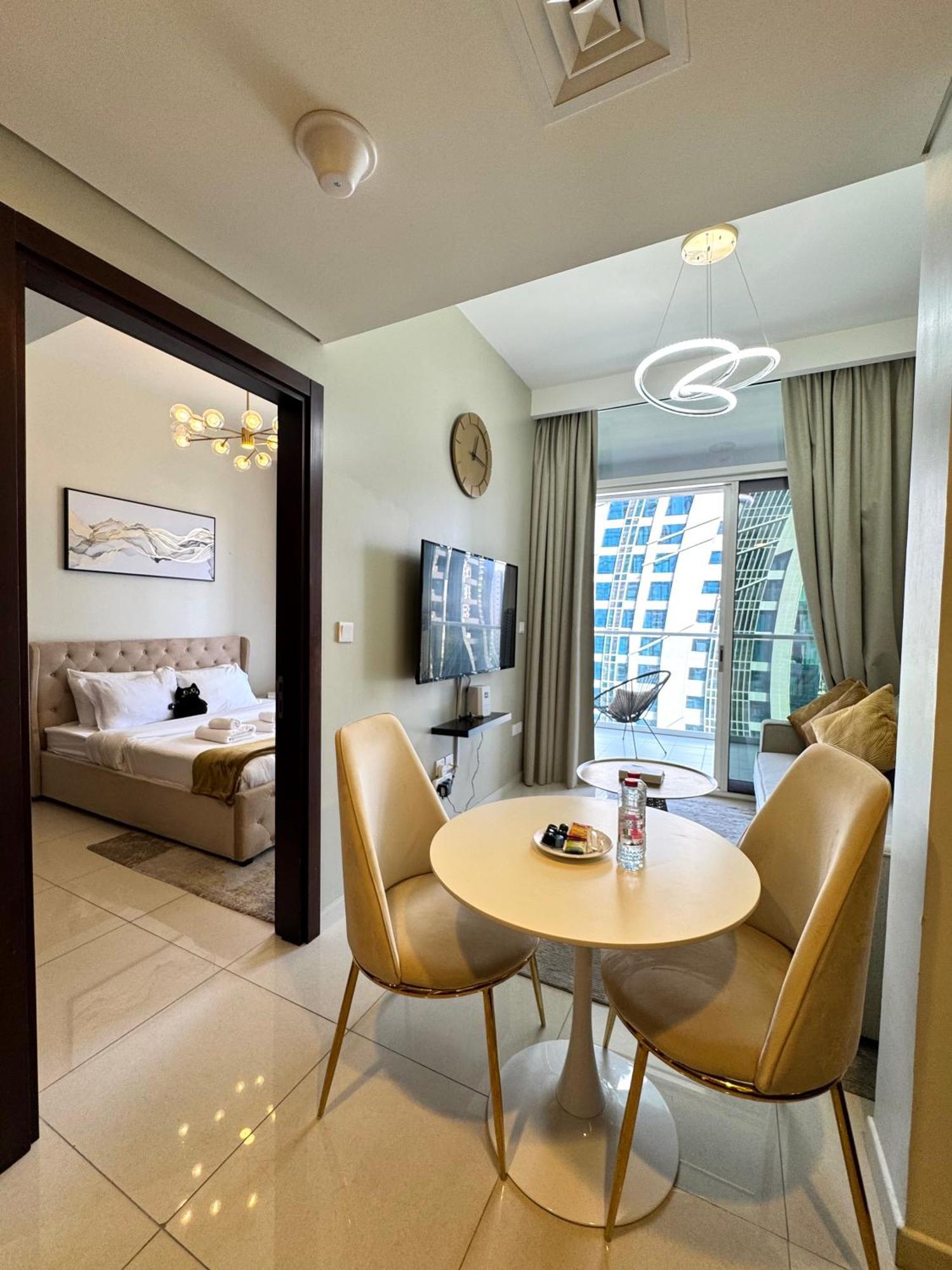 Chic 1-bedroom Retreat With Stunning Canal View Near Burj Khalifa & Business Bay Apartamento *