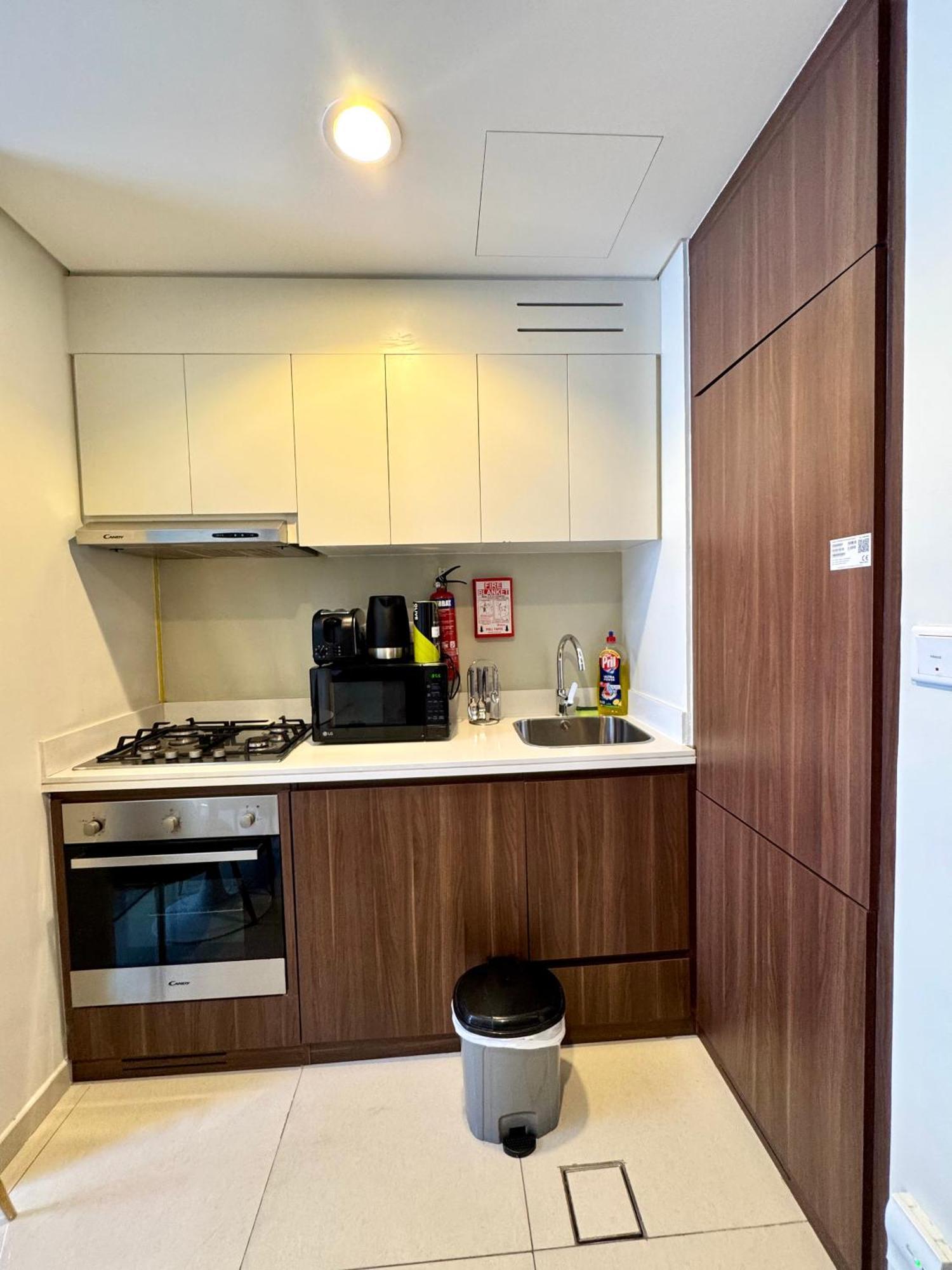 Apartamento Chic 1-bedroom Retreat With Stunning Canal View Near Burj Khalifa & Business Bay Dubai