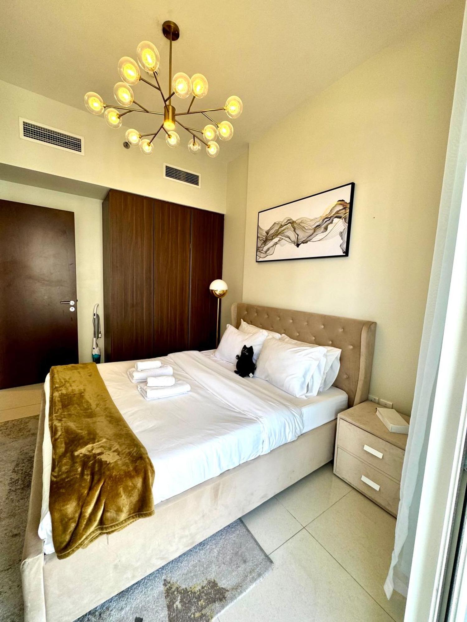 Chic 1-bedroom Retreat With Stunning Canal View Near Burj Khalifa & Business Bay *