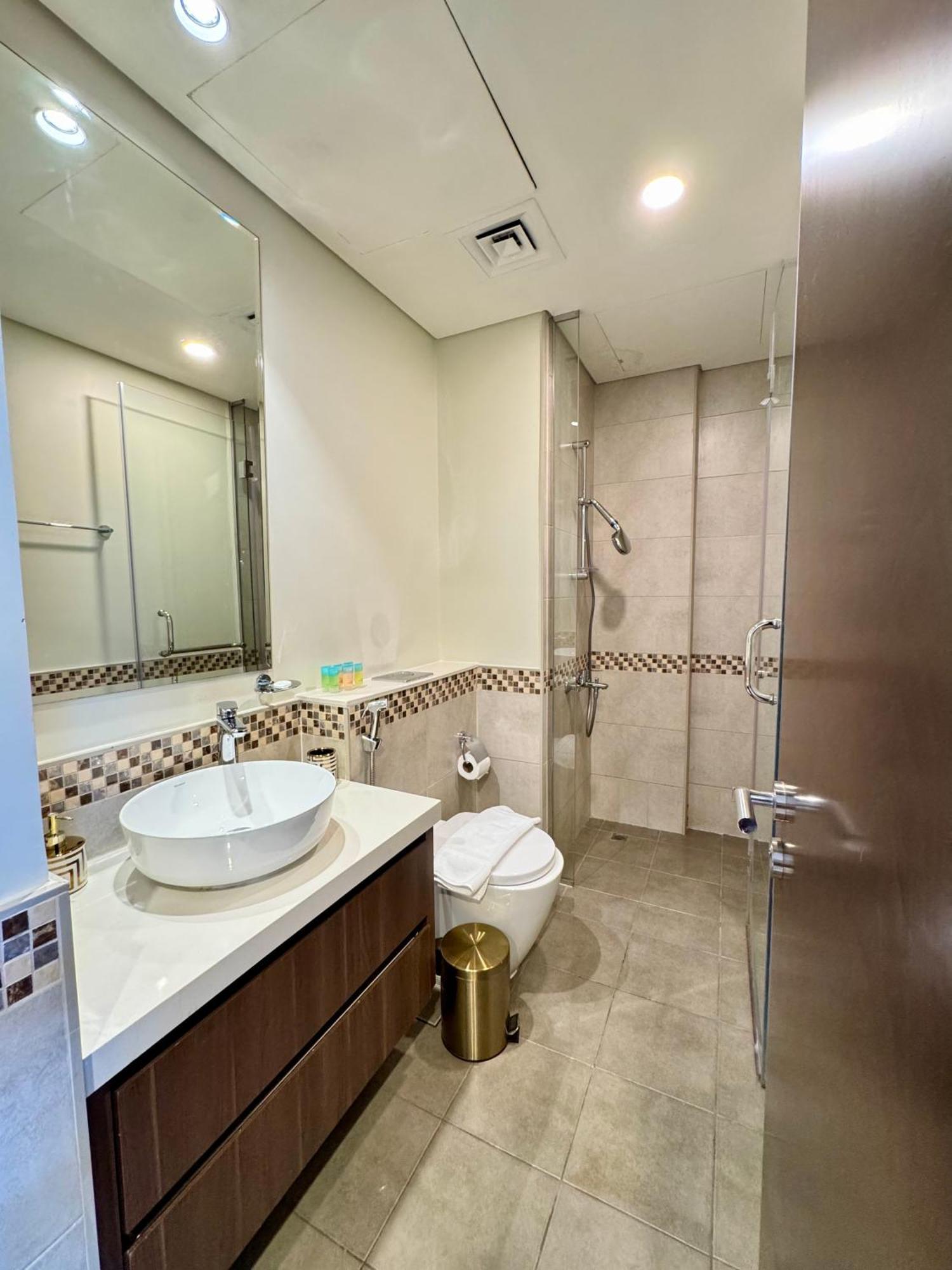 Chic 1-bedroom Retreat With Stunning Canal View Near Burj Khalifa & Business Bay Apartamento *
