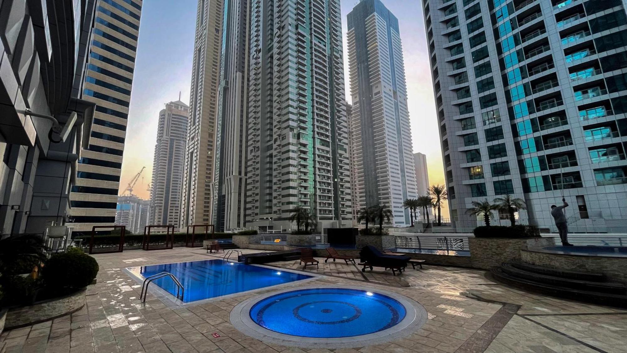 Modern Two Bedrooms In Marina Apartment