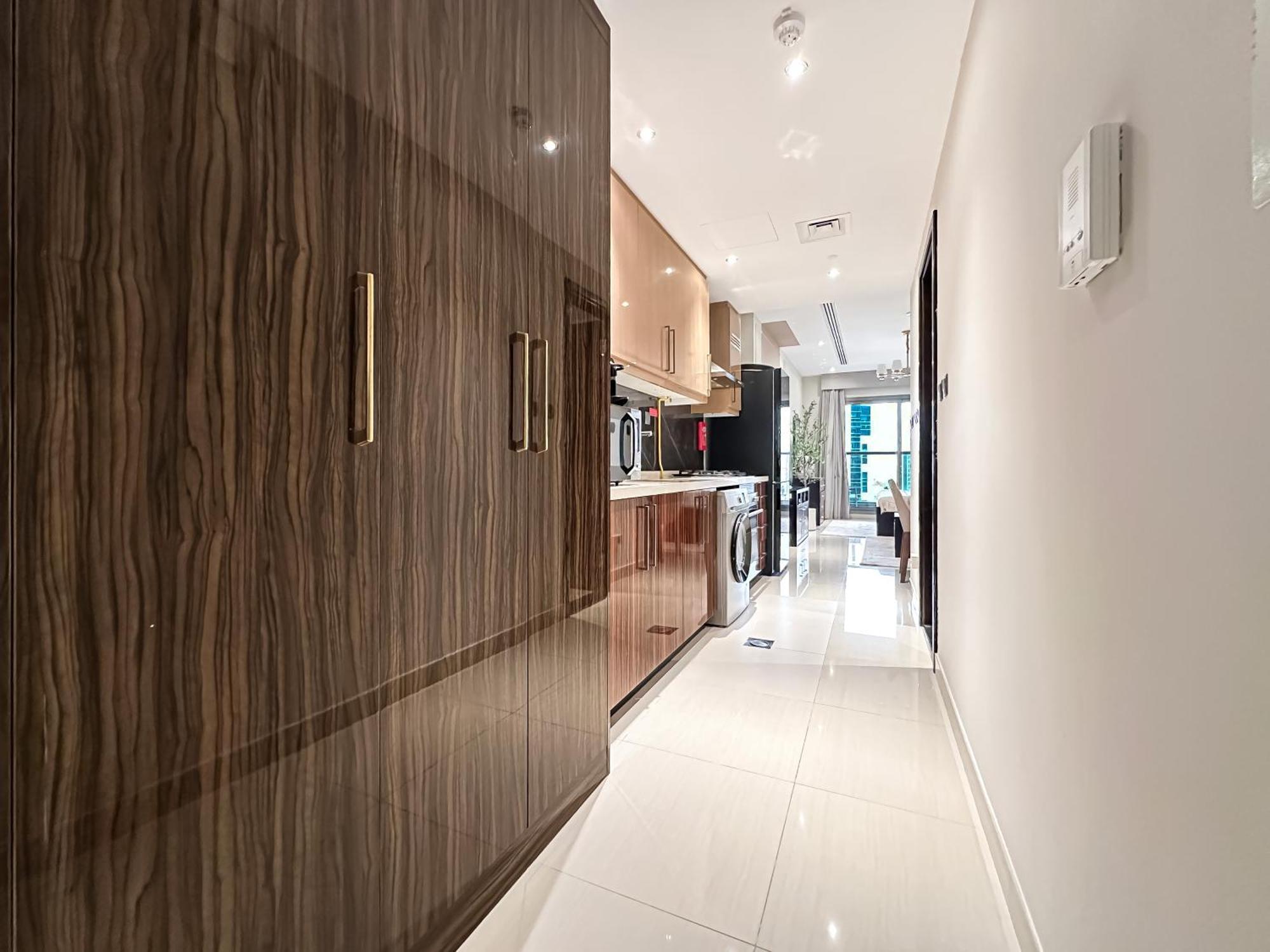 Daire Trophy - Downtown Scape Views