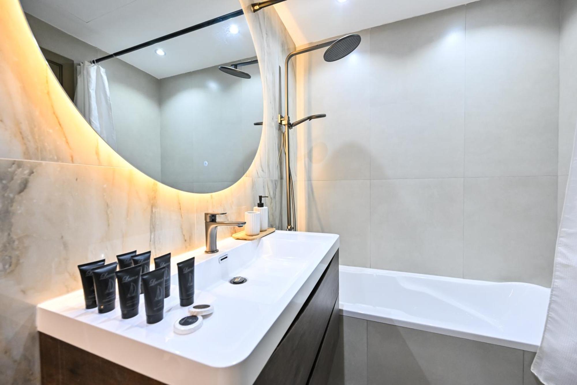New Renovated Modern 1 Bedroom Marina Apartamento Dubai