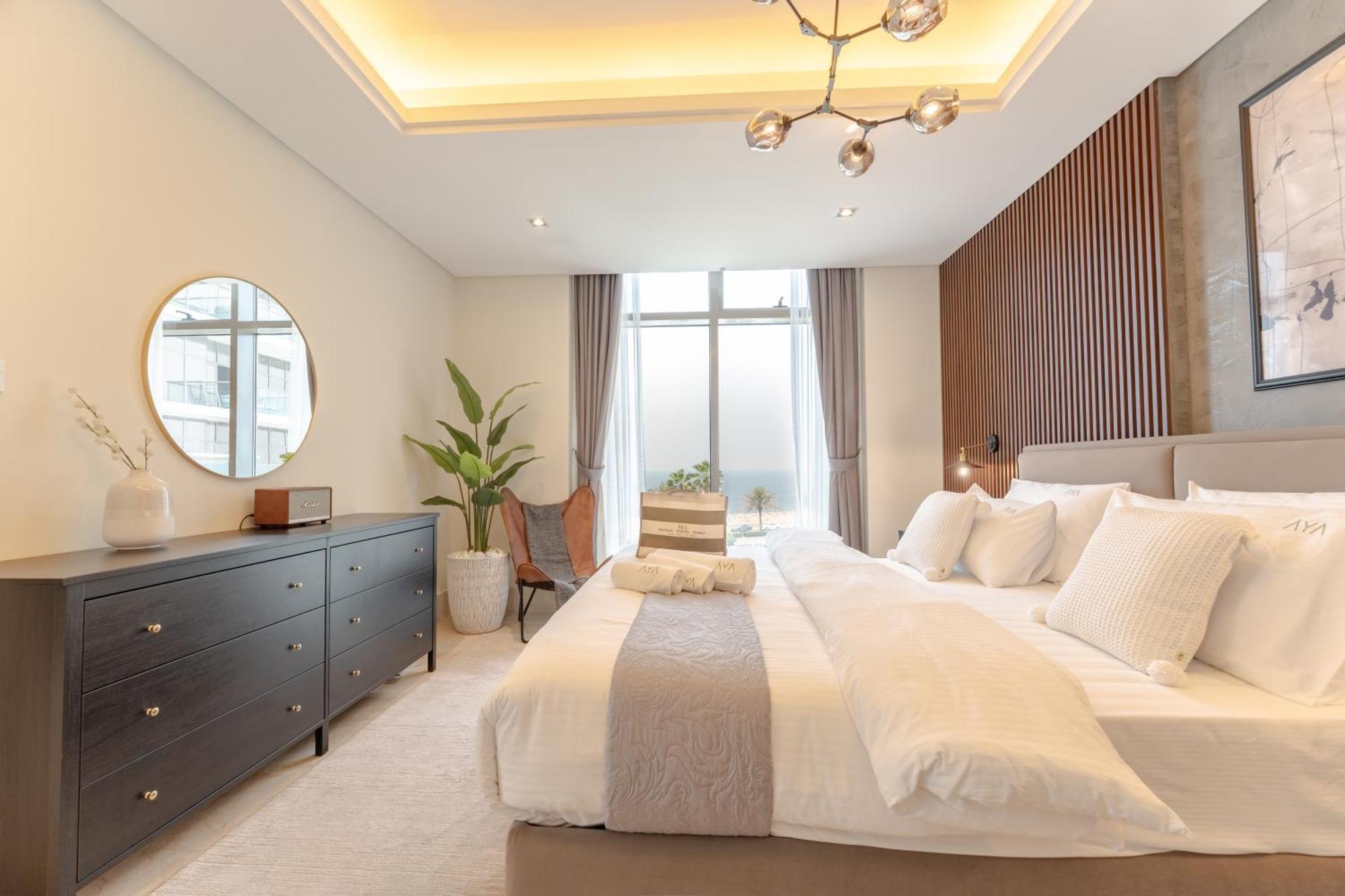 Elegant Palm Jumeirah Retreat With Breathtaking Sea Views By Aya Boutique *