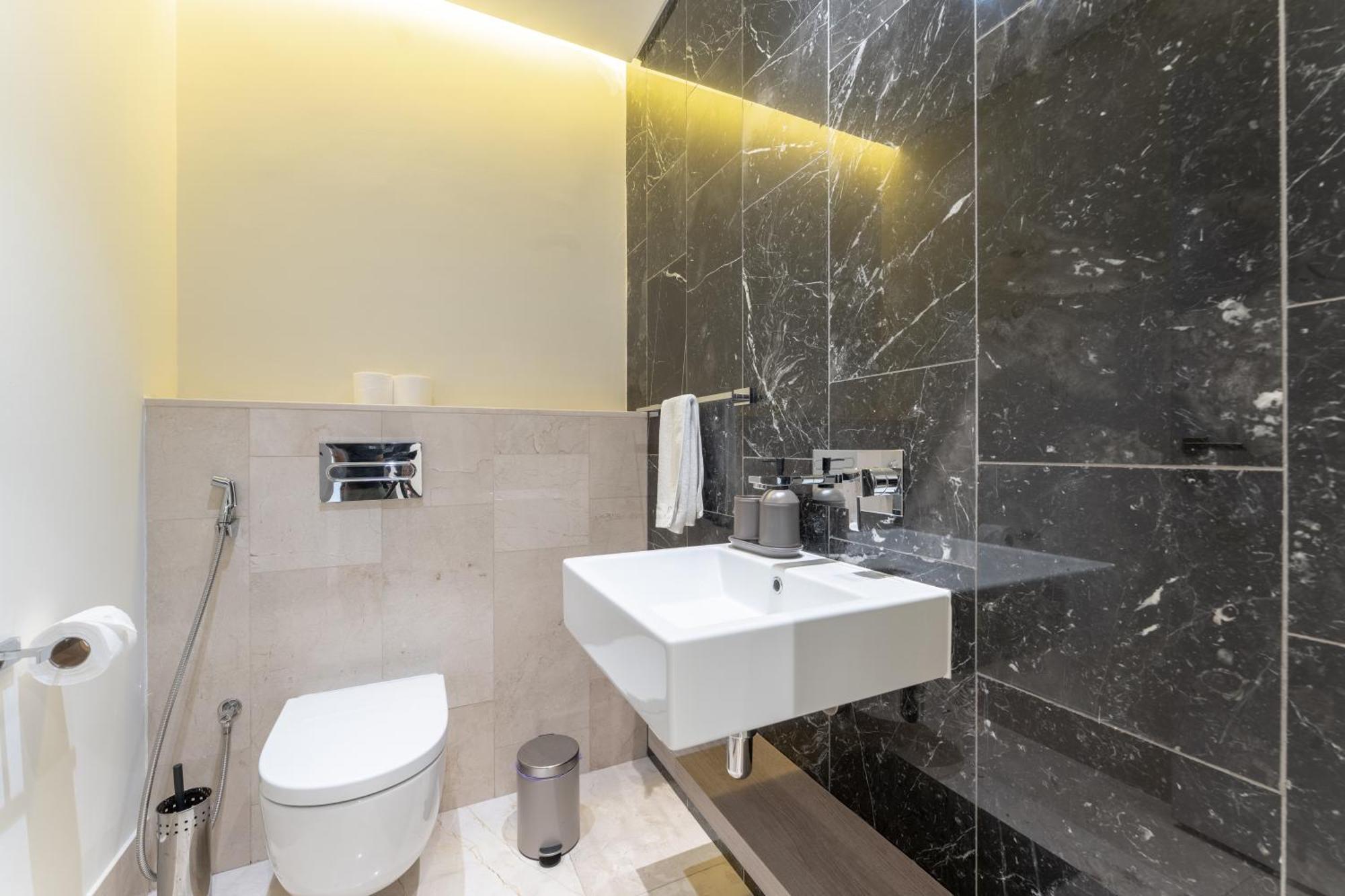 Elegant Palm Jumeirah Retreat With Breathtaking Sea Views By Aya Boutique Apartment Dubai