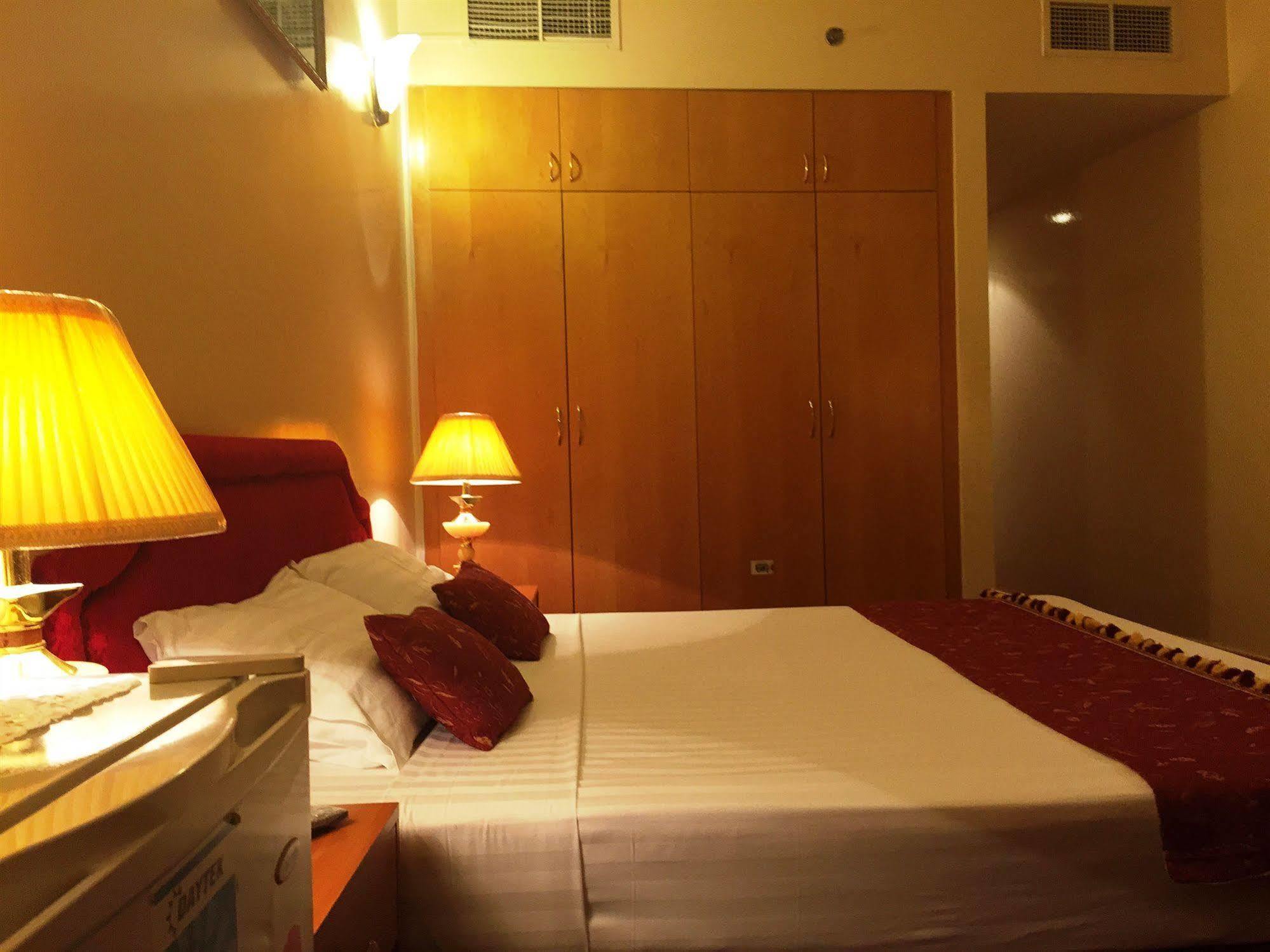 Kings Square Llc Hotel