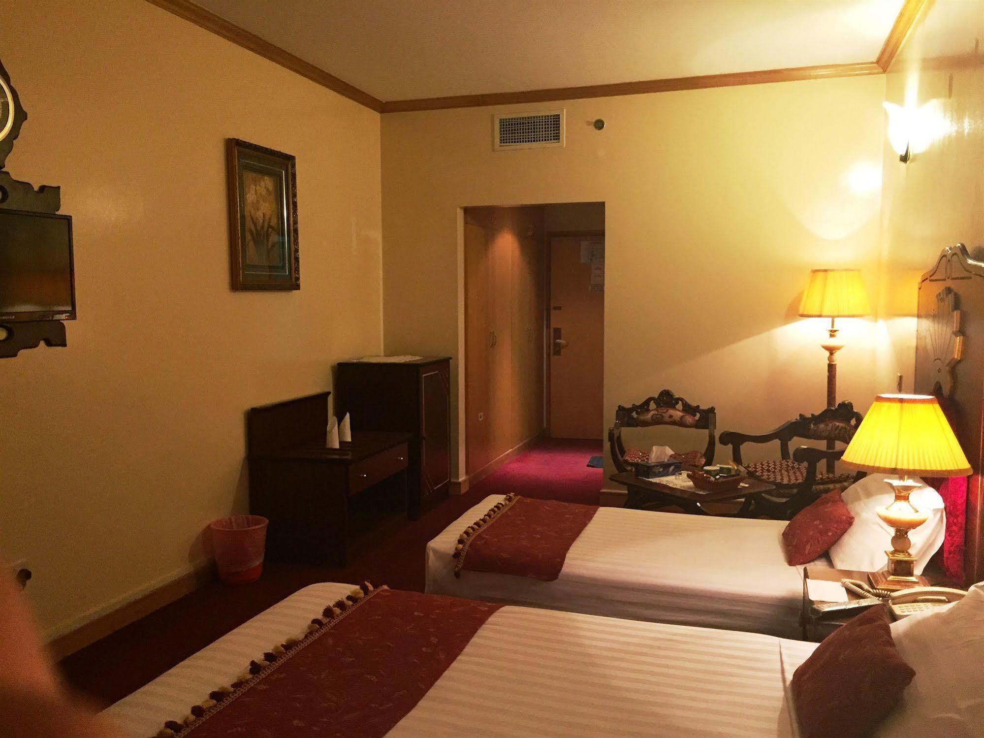 Kings Square Llc Hotel