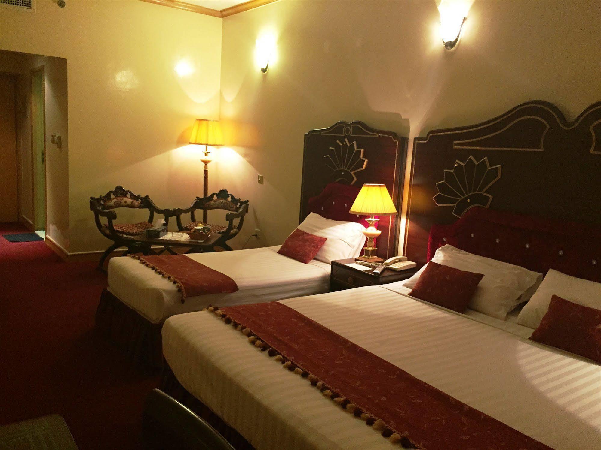 Kings Square Llc Hotel
