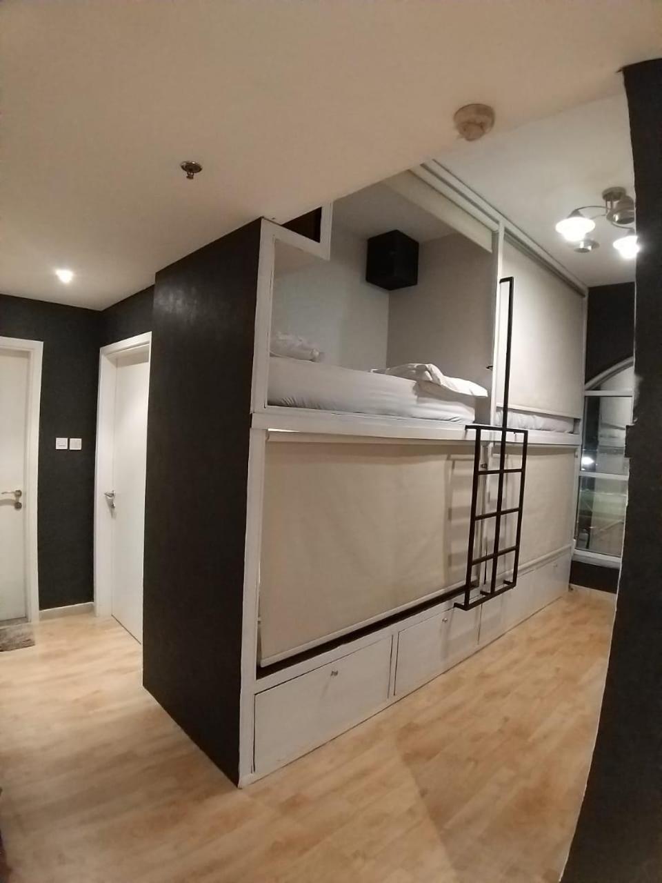 7 Capsules Hostel *