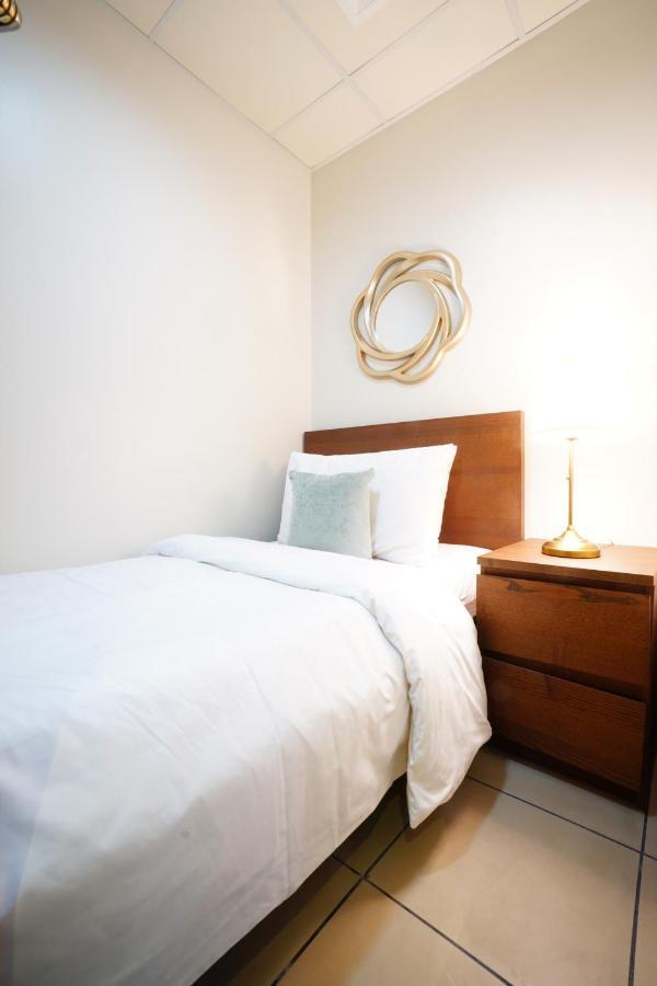 Two Continents Holiday Homes - Sea And Palm Jumeriah View Four Bedroom -free Airport Pick-up Apartment *